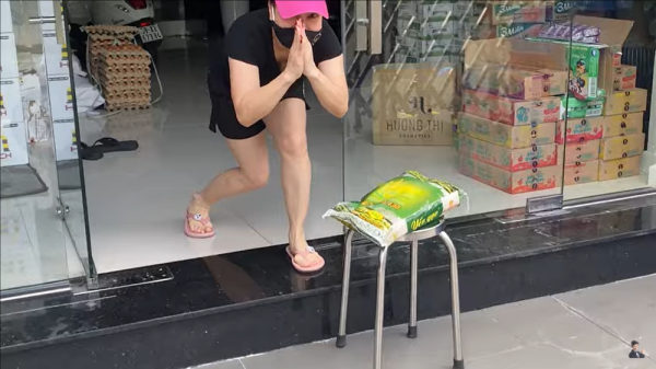 Việt Hượng soạn quà tặng Tiết Cương.