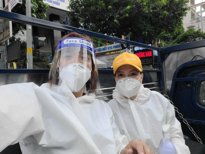 Việt Hương và Hoài Phương làm từ thiện những ngày trước.