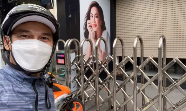 Nghệ sĩ Tiết Cương đến nhà Việt Hương lấy quà.