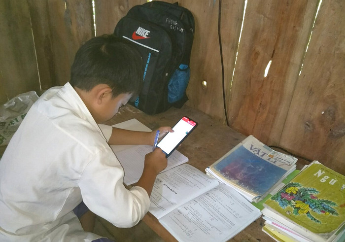 Việc học online khiến nhiều học sinh vùng cao gặp nhiều khó khăn