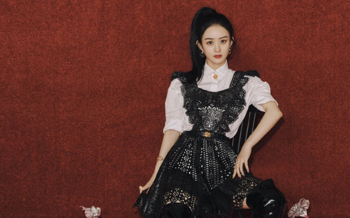 Mặc kệ tin đồn xấu bủa vây, Triệu Lệ Dĩnh vẫn 'dát' đầy đồ hiệu lên bìa tạp chí Ảnh 2