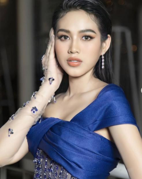Phần bao tay ôm, đính kết nhẹ nhàng, nền nã tăng thêm vẻ quyến rũ... 