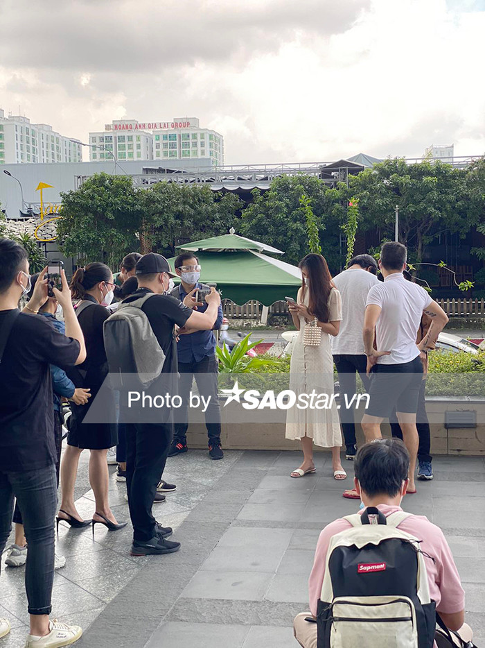 Công Vinh - Thủy Tiên lộ diện tại ngân hàng để tiến hành sao kê tiền từ thiện Ảnh 1