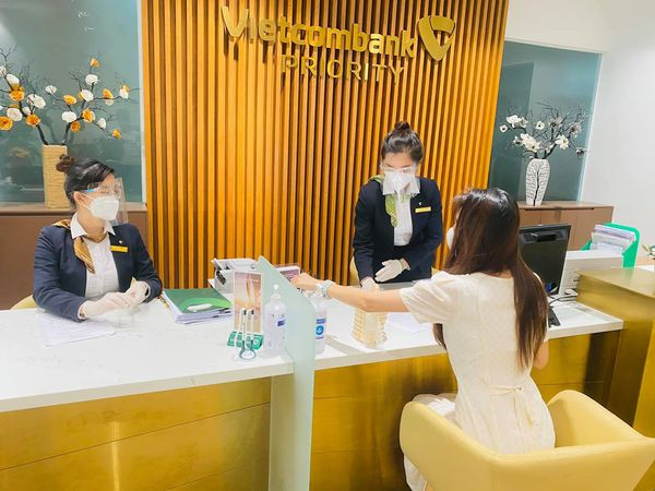 Ca sĩ Thủy Tiên đang làm thủ tục cho buổi livestream sao kê.