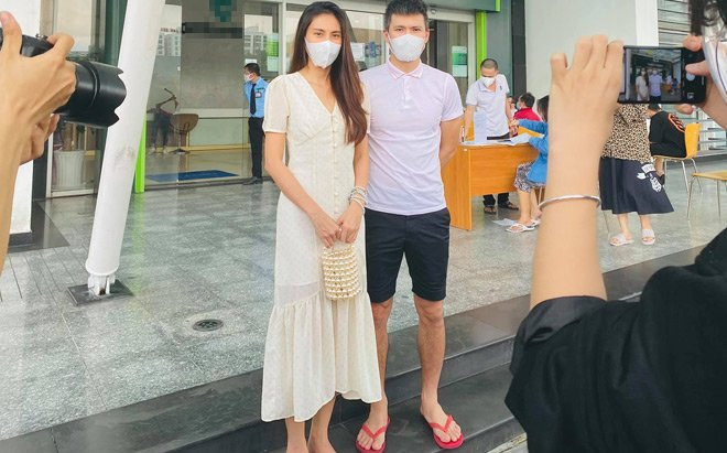 Đoạn livestream ra ngân hàng sao kê của Công Vinh - Thuỷ Tiên đạt lượt view 'khủng' chỉ trong 1 tiếng Ảnh 2