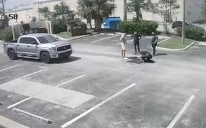 Nghe tiếng kêu lạ dưới ống cống, người đàn ông vội báo cảnh sát khi nhìn xuống dưới Ảnh 2