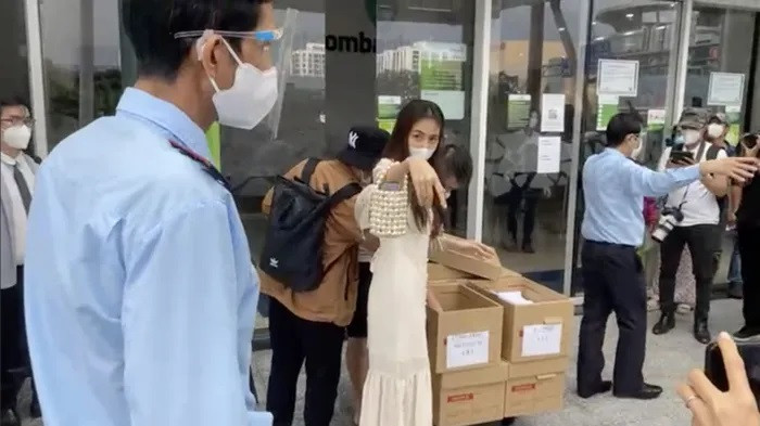 Bảo vệ phải nhắc nhở vợ chồng Công Vinh - Thủy Tiên và đám đông