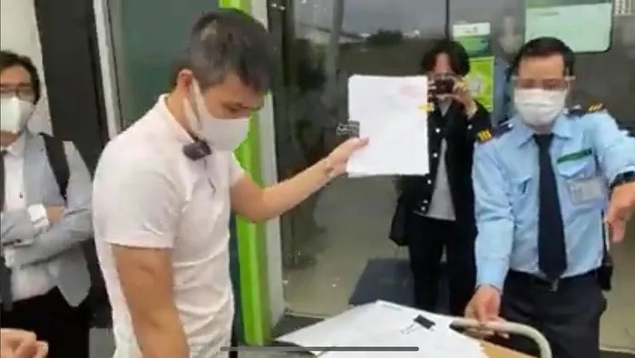 Cơ quan chức năng có mặt 'dẹp loạn' buổi livestream của Công Vinh - Thủy Tiên vì tụ tập đông đúc, ồn ào Ảnh 3