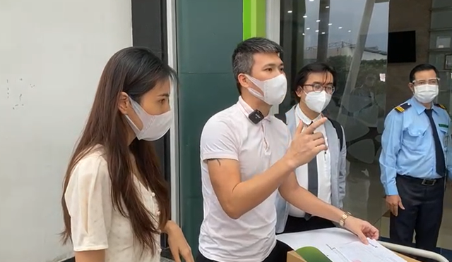 Thủy Tiên và Công Vinh tại buổi livestream sao kê.