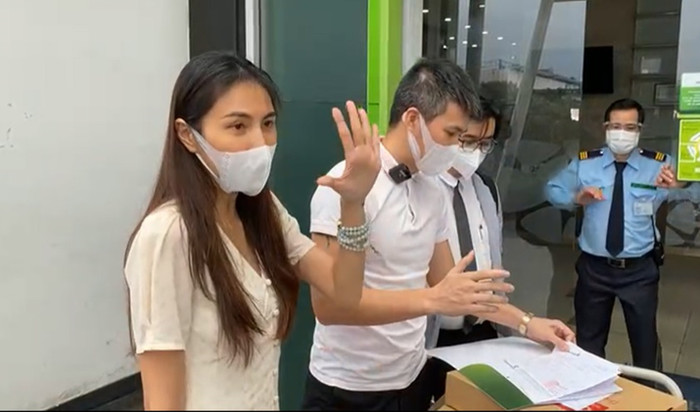 Công Vinh - Thủy Tiên livestream công bố sao kê.