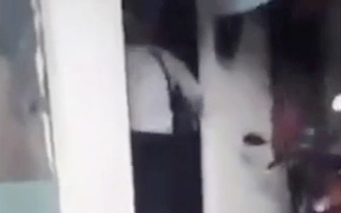 Chàng trai đạp tung cửa bắt tại trận bạn gái đang ân ái với người khác, còn chưa kịp mặc quần áo chỉnh tề Ảnh 2