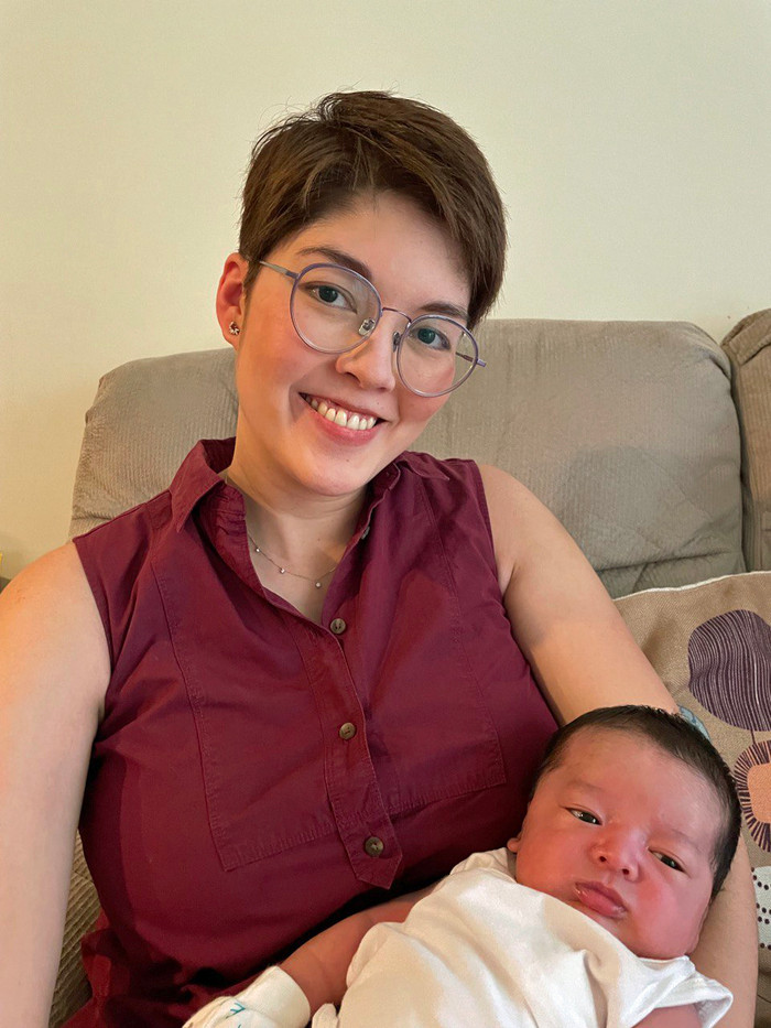 Chị Rickard và con trai mới sinh. 