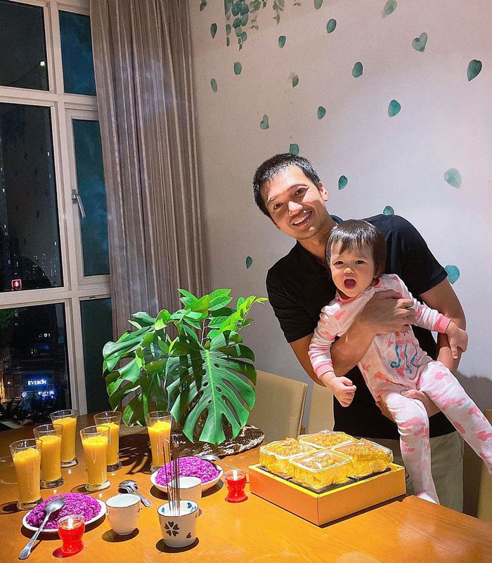 Diễn viên Quang Tuấn cùng con gái cưng bên mâm cúng tổ 