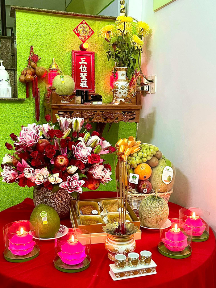 Diễn viên hài Thu Trang chia sẻ việc cúng chay, thế nhưng dù làm gì thì vẫn phải có bình hoa tươi dâng lên tổ nghiệp