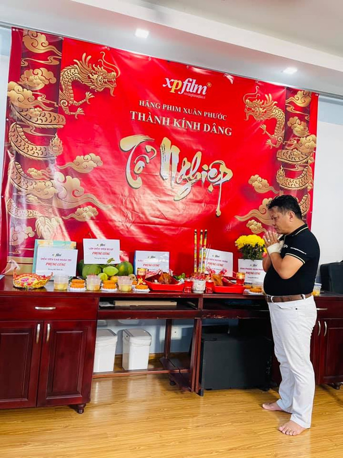 Đạo diễn Xuân Phước bày mâm cúng tại gia trong ngày giỗ tổ