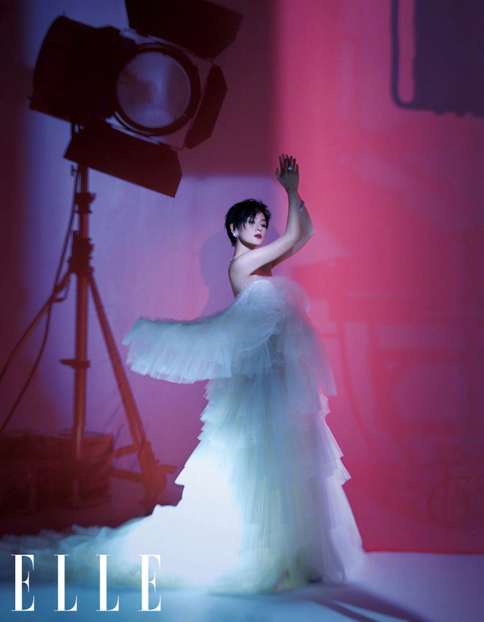 Nữ diễn viên Ngọa hổ tàng long diện váy tulle trắng xếp tầng bồng bềnh, khoe xương quai xanh gợi cảm đến từ thương hiệu Christian Dior BST Pre-Spring 2022