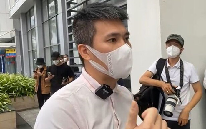 Công Vinh bạc trắng mái đầu sau 'trận đấu' sao kê Ảnh 2