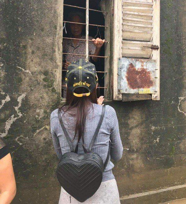 Trước đó, chiếc túi hình trái tim màu đen đáng yêu mà Thủy Tiên mang khi đi làm từ thiện cũng được dân tình lùng sục. 