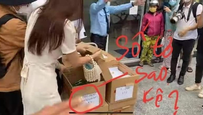 Người dân hiếu kì đến xem và bảo vệ liên tục nhắc nhở.