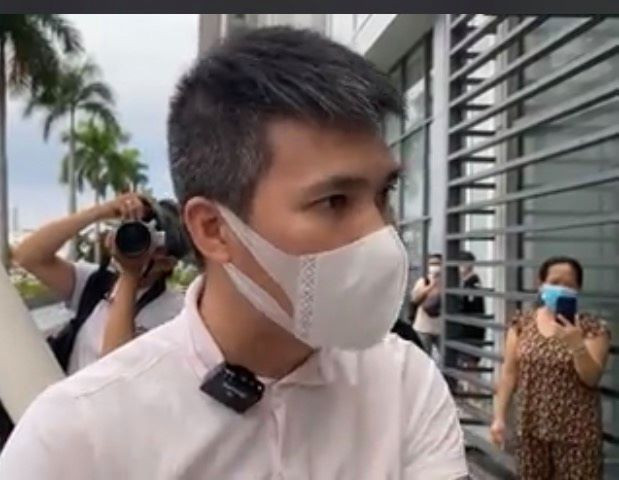 Nhiều người dân liên tục xuất hiện phía sau Công Vinh.