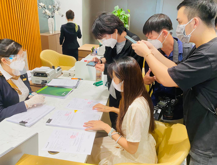 Nhiều người đến tác nghiệp cùng Thủy Tiên.