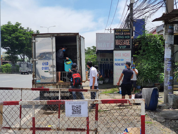 Xe tải 'luồng xanh' nhét 6 người trong thùng xe để qua chốt kiểm soát dịch Covid-19. Ảnh Pháp luật và Bạn đọc 