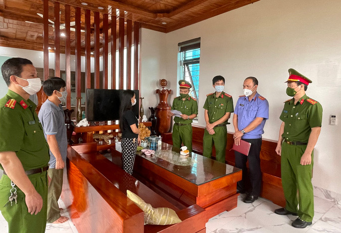 Cơ quan CSĐT Công an tỉnh Thanh Hóa đọc lệnh bắt Bùi Văn Thảo. Ảnh: Người Lao Động