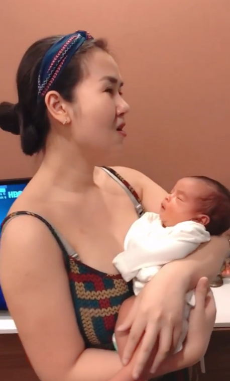 Thời điểm mới sinh con xong được vài ngày, gương mặt của Võ Hạ Trâm trông vẫn còn bầu bĩnh, tạng người của cô cũng tròn trịa.