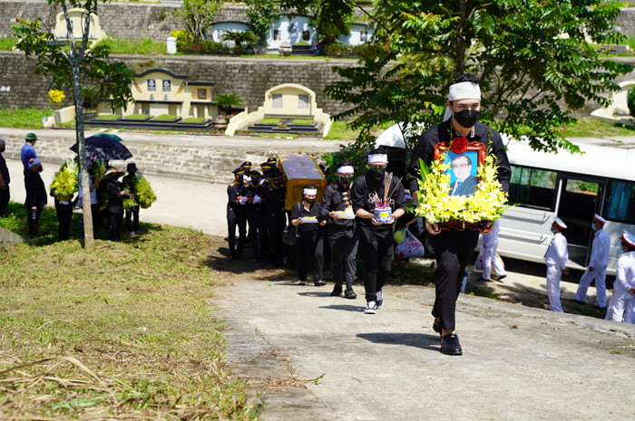 Trưa 18/9, một số học trò đồng nghiệp đã đến Công viên nghĩa trang Lạc Hồng Viên tiễn đưa ông Hoàng Vĩnh Giang.