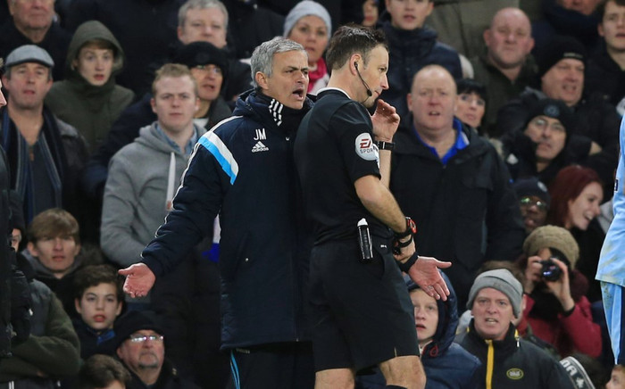 Cựu trọng tài kể khoảnh khắc ném giày vào HLV Mourinho: 'Hãy cút khỏi phòng của tôi' Ảnh 2