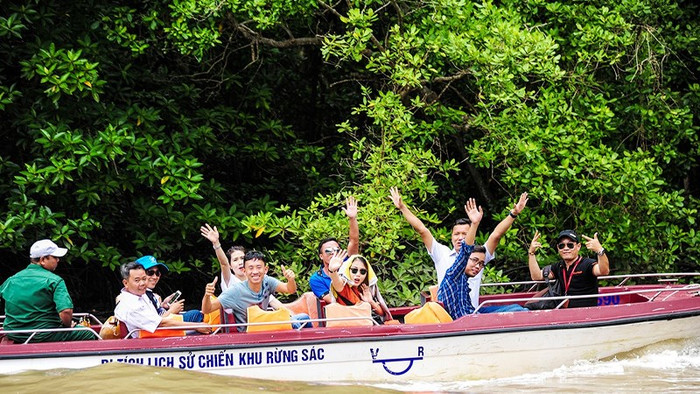  Để vào chiến khu rừng Sác, bạn phải di chuyển bằng cano.