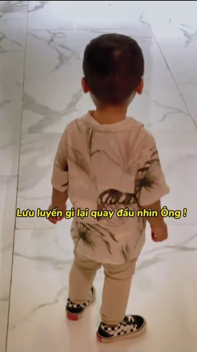 Quý tử nhà Hòa Minzy 'đốn tim' dân mạng khi động viên bác lao công trong mùa dịch Ảnh 10