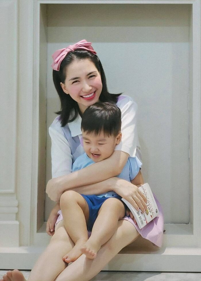 Quý tử nhà Hòa Minzy 'đốn tim' dân mạng khi động viên bác lao công trong mùa dịch Ảnh 14