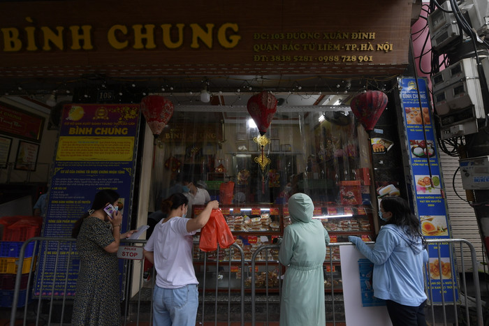 Hà Nội: Người dân xếp hàng dài, kiên nhẫn chờ mua bánh trung thu tại 'vùng xanh' Ảnh 11