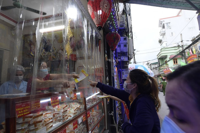 Hà Nội: Người dân xếp hàng dài, kiên nhẫn chờ mua bánh trung thu tại 'vùng xanh' Ảnh 8