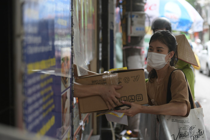 Cửa hàng cũng được phường tạo điều kiện, cử người ra hỗ trợ, phân luồng giao thông, yêu cầu người dân xếp hàng theo đúng khoảng cách an toàn.