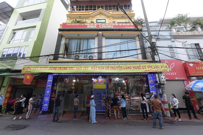 Người dân xếp hàng dài chờ mua bánh trung thu.