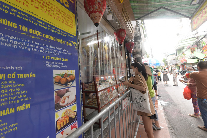 Theo chủ cửa hàng, hiện nay, số lượng người dân đến mua đông hơn những ngày trước đó rất nhiều.