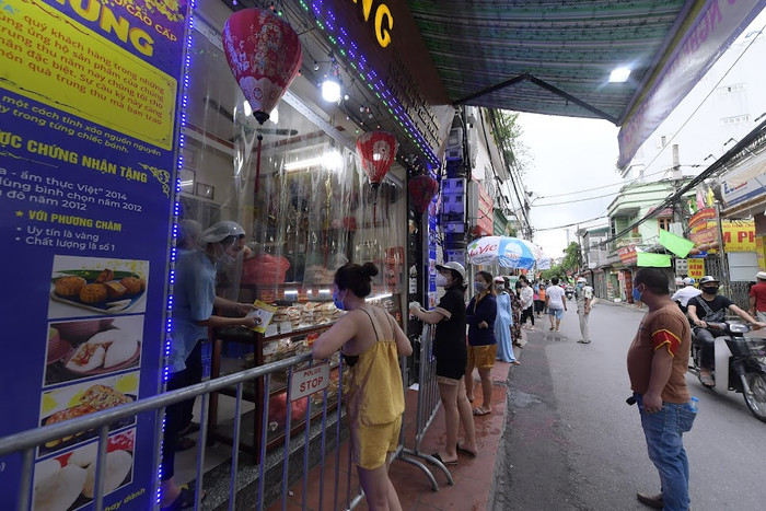 Người dân chủ động giữ khoảng cách an toàn để phòng chống dịch.