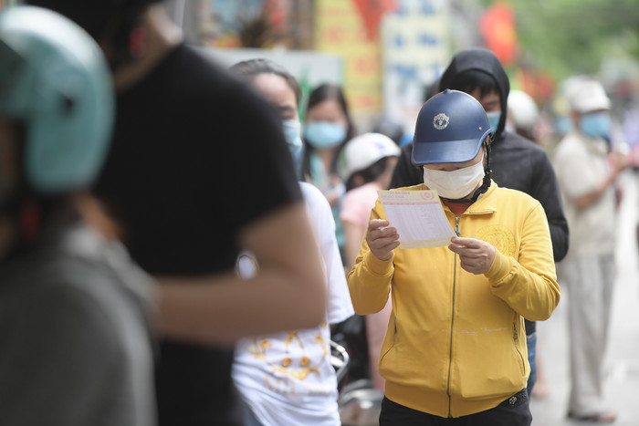 Hà Nội: Người dân xếp hàng dài, kiên nhẫn chờ mua bánh trung thu tại 'vùng xanh' Ảnh 10