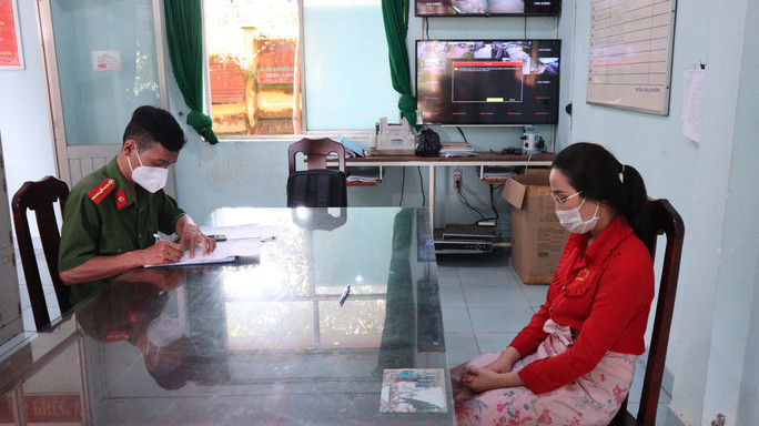 Lương Thị Nhung tại cơ quan điều tra. Ảnh: Người Lao Động