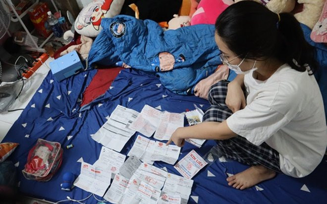 Bất ngờ khi khám xét nhà nữ nhân viên trộm 2.380 nhẫn vàng: Phát hiện hàng trăm giấy tờ cầm đồ Ảnh 2