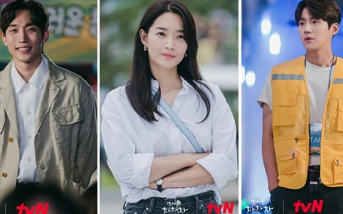 'Hometown Cha Cha Cha' tập: Mặc kệ người thứ ba, Shin Min Ah và Kim Seon Ho vẫn 'bắn thính' tung tóe Ảnh 2