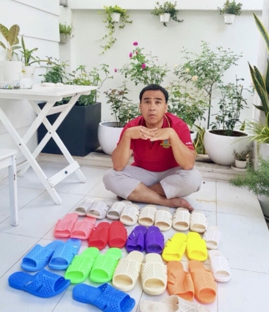  Quyền Linh cũng là một trong những nam nhân cực kỳ yêu thích dép cao su, anh có cả một BST đủ màu sắc.  