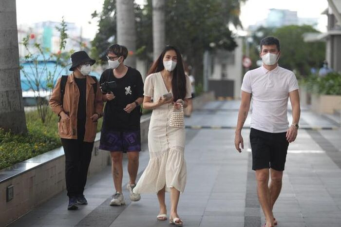 Công Vinh đi sao kê cùng đôi dép tông quen thuộc. 