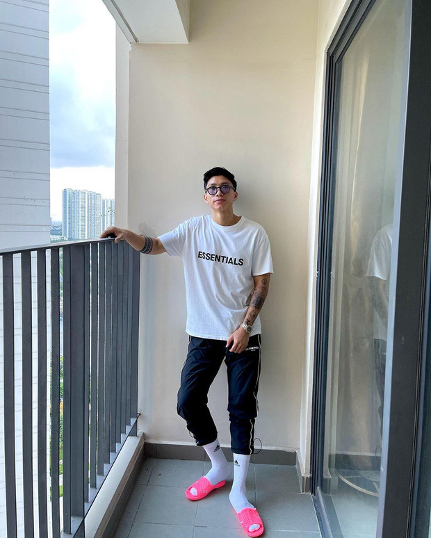 Thế nhưng, thứ nổi hật nhất, chiếm đóng spotlight lại thuộc về đôi dép tông lào màu hồng chóe mà anh chàng đang mang dưới chân. 