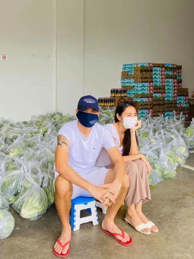 Rất nhiều lần, Công Vinh chọn đôi dép này khi xuất hiện trước đám đông. 