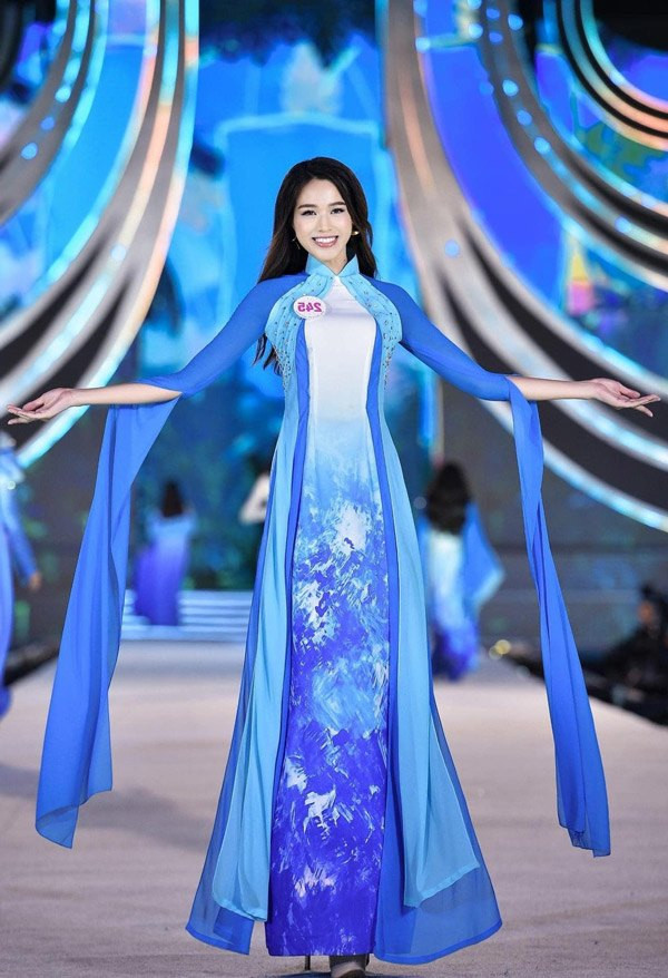 Hoa hậu Đỗ Thị Hà cũng từng diện qua thiết kế 'định mệnh' này trong phần thi của mình. 