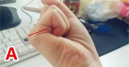 Nắm bàn tay lại rồi đếm đường chỉ, bạn sẽ biết được bao giờ giàu đấy.