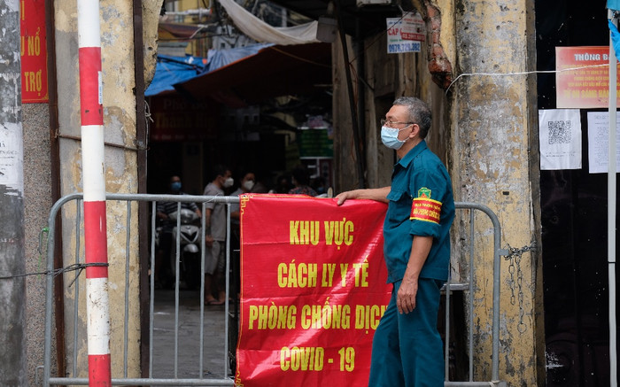 Đêm khuya cũng sáng đèn tiêm vaccine, Hà Nội đã đạt tỷ lệ tiêm như thế nào? Ảnh 2